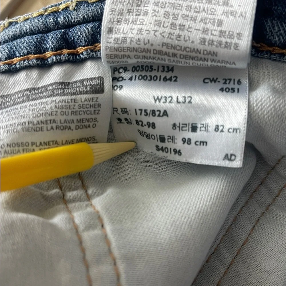 Levi’s 505 Light Wash Relaxed Straight Jeans – 32x32